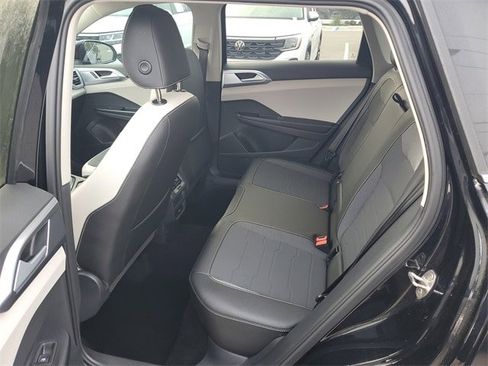 Certified 2025 Volkswagen Taos SE image 11