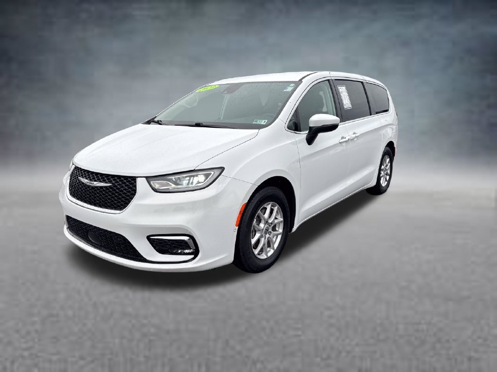 Used 2023 Chrysler Pacifica Touring-L FWD image 2