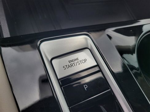 Certified 2025 Volkswagen Atlas SEL image 28