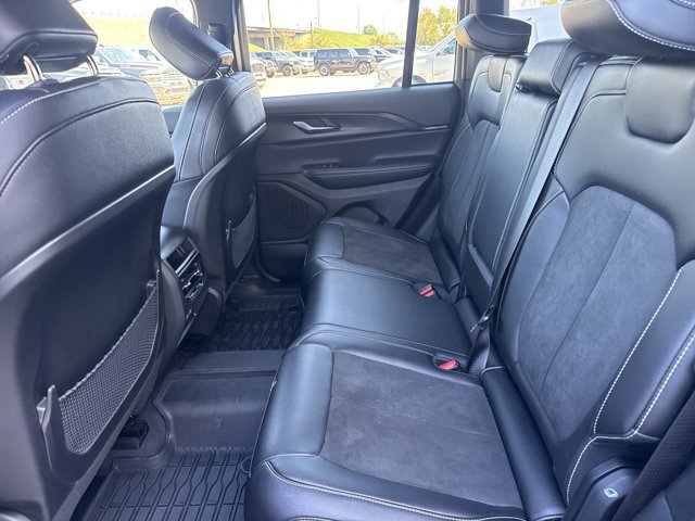 Used 2023 Jeep Grand Cherokee Altitude AWD/4WD image 15