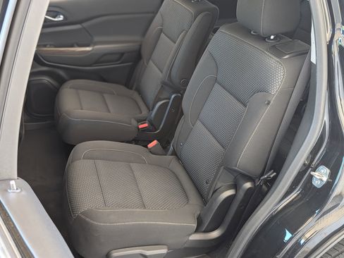 Used 2023 GMC Acadia SLE FWD image 16