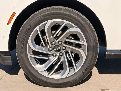 Used 2025 Lincoln Navigator L Reserve AWD/4WD image 5