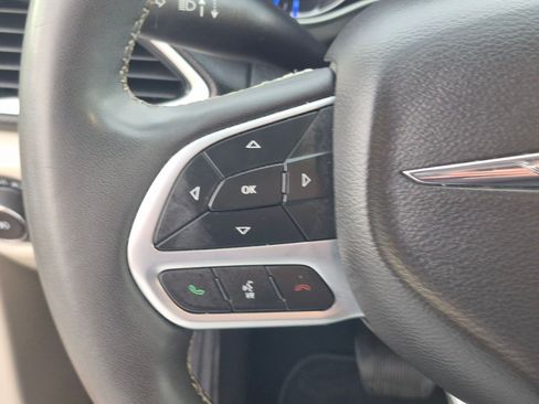 Used 2024 Chrysler Pacifica Touring-L FWD image 18