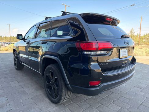 Used 2019 Jeep Grand Cherokee Laredo AWD/4WD image 5