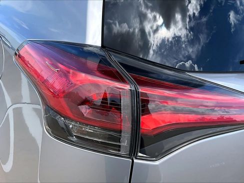 Used 2018 Toyota RAV4 XLE FWD image 29