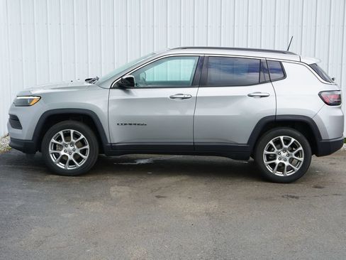 Used 2022 Jeep Compass Latitude w/ Sun and Sound Group AWD/4WD image 3