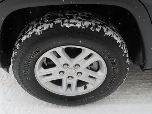 Used 2023 Jeep Grand Cherokee Laredo image 18