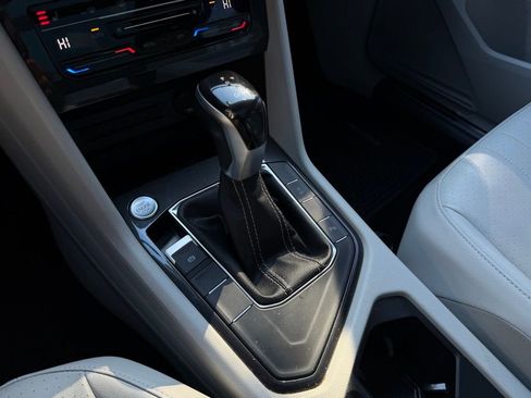 Used 2022 Volkswagen Tiguan SE R-Line image 30