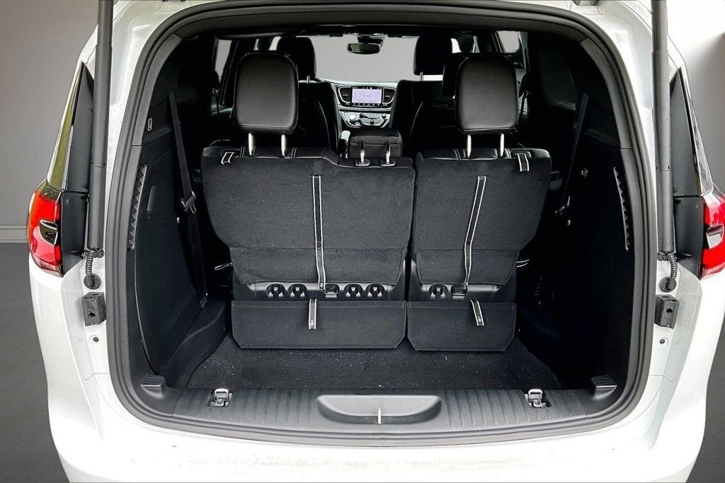 New 2027 Chrysler Pacifica Select AWD/4WD image 5