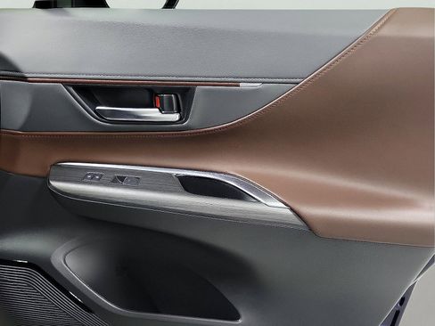 Certified 2024 Toyota Venza XLE image 16