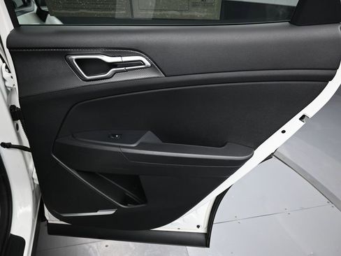 Used 2024 Kia Sportage LX image 30