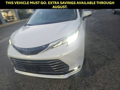 Used 2023 Toyota Sienna Limited AWD/4WD image 5