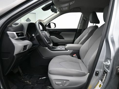 Used 2022 Toyota Highlander L image 11