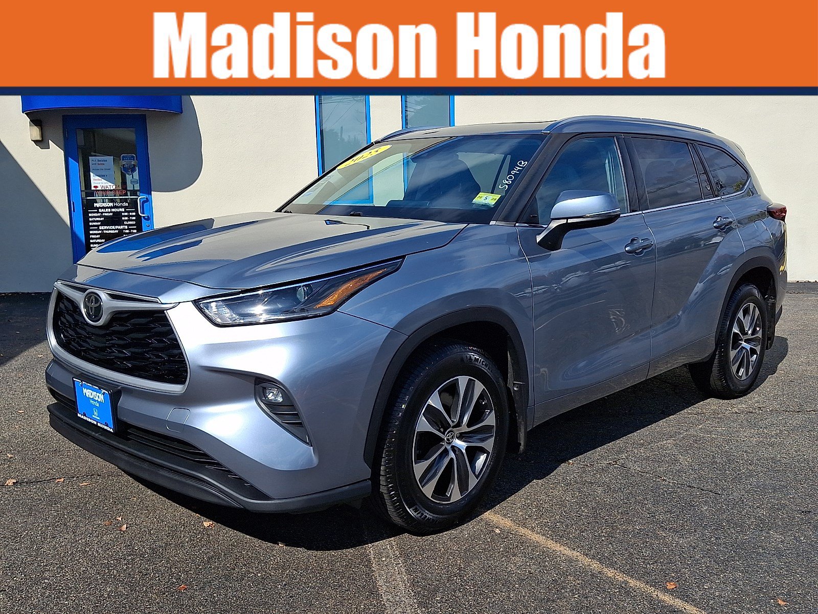 Used 2021 Toyota Highlander XLE AWD/4WD image 1