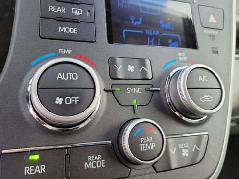 Used 2020 Toyota Sienna XLE image 30