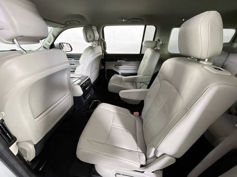 Used 2022 Jeep Wagoneer Series III w/ Flexible Seating Group image 24