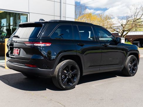 Used 2024 Jeep Grand Cherokee Altitude AWD/4WD image 6