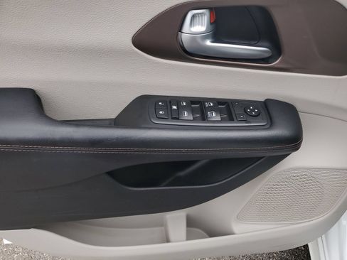 Used 2019 Chrysler Pacifica Touring-L FWD image 18