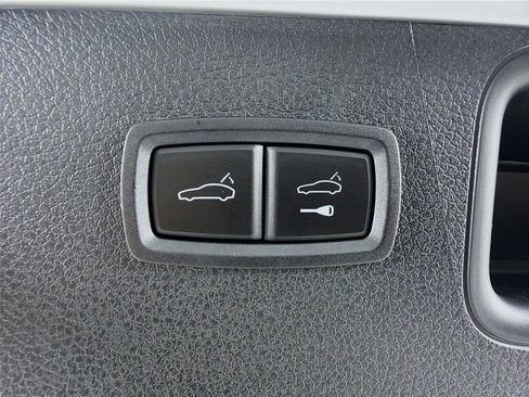 Used 2025 Porsche Macan AWD/4WD image 24