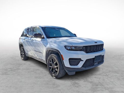 Certified 2024 Jeep Grand Cherokee Altitude image 3