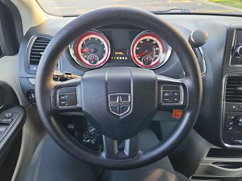 Used 2017 Dodge Grand Caravan SE FWD image 18