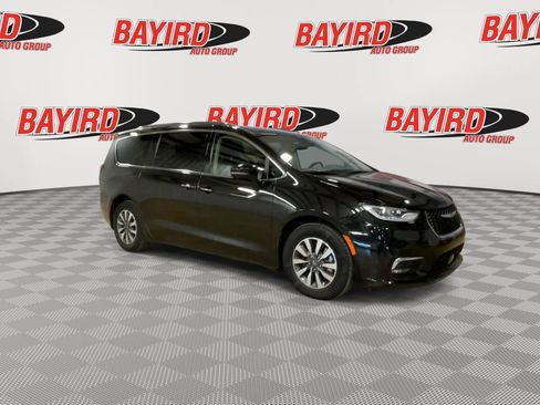 Used 2021 Chrysler Pacifica Touring-L FWD image 2