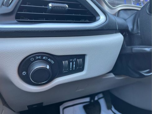 Used 2023 Chrysler Voyager LX image 14