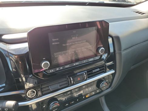 Used 2024 Nissan Pathfinder SV image 31