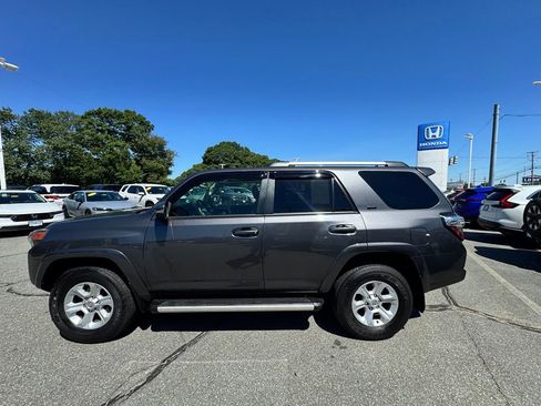 Used 2022 Toyota 4Runner SR5 Premium w/ Moonroof Package AWD/4WD image 3