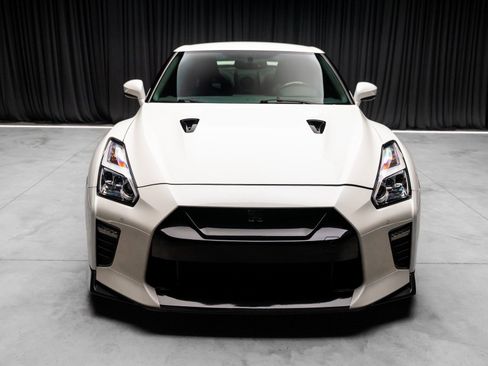 Used 2020 Nissan GT-R Premium image 17