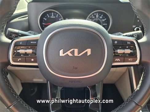 Used 2024 Kia Carnival LX image 24