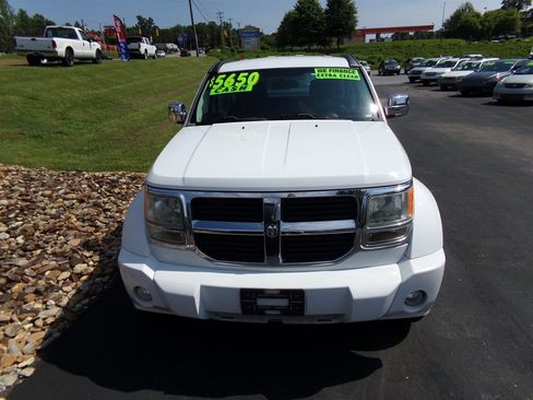 Used 2011 Dodge Nitro SE image 2