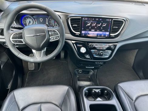 Used 2025 Chrysler Pacifica Select w/ Uconnect Theater Family Group AWD/4WD image 3