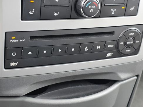 Used 2009 Chrysler Town & Country Limited w/ Entertainment Group #3 FWD image 35