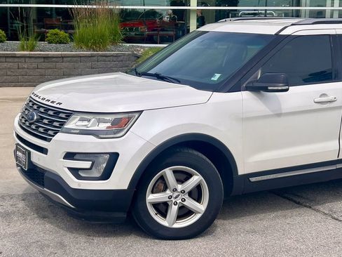 Used 2016 Ford Explorer XLT w/ Equipment Group 202A AWD/4WD image 2