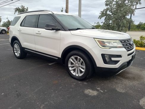 Used 2016 Ford Explorer XLT w/ Equipment Group 202A FWD image 3