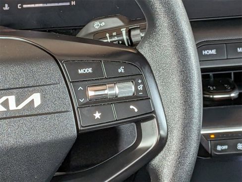 Used 2025 Kia K4 LXS image 23