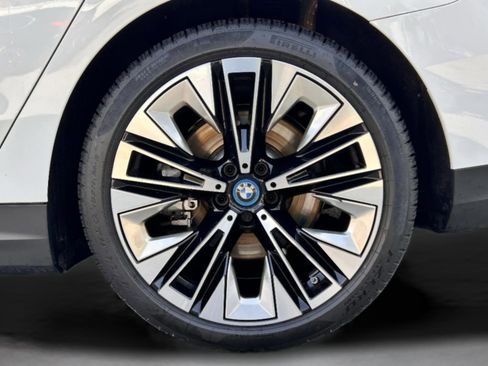 Used 2025 BMW i5 xDrive40 w/ Premium Package image 31