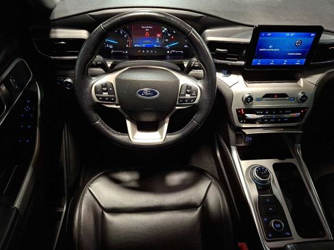 Used 2022 Ford Explorer XLT w/ Equipment Group 202A image 11