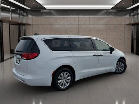 Used 2020 Chrysler Voyager L image 19