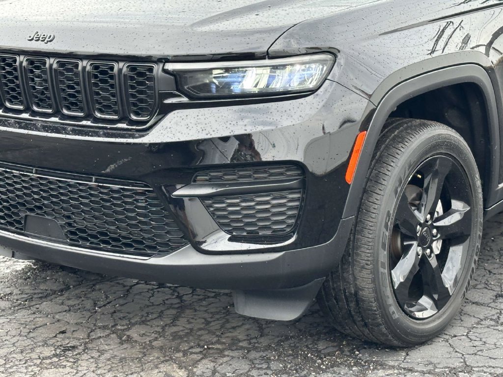 Used 2024 Jeep Grand Cherokee Altitude AWD/4WD image 8