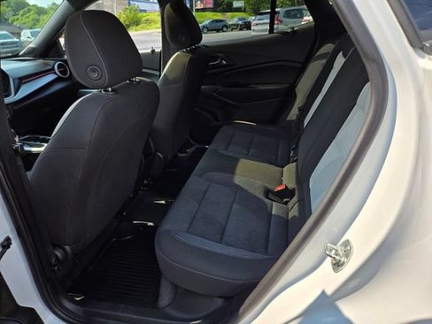 Used 2025 Chevrolet Trax RS w/ Sunroof Package FWD image 13