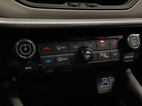 Used 2025 Jeep Compass Limited image 43