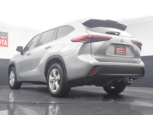 Used 2023 Toyota Highlander LE AWD/4WD image 30