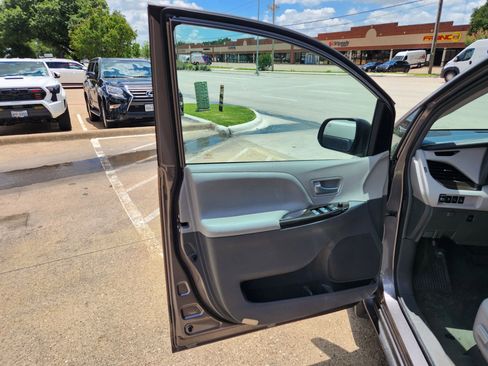 Used 2017 Toyota Sienna XLE w/ XLE Navigation Package FWD image 6