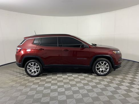 Used 2022 Jeep Compass Latitude image 2