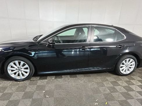 Used 2019 Toyota Camry LE FWD image 5