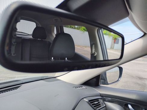 Used 2017 Nissan Rogue SL FWD image 42