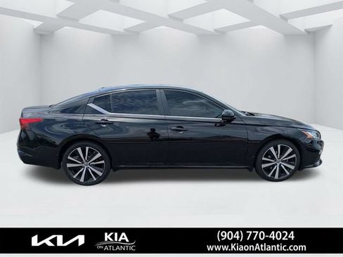 Used 2021 Nissan Altima 2.5 SR w/ SR Premium Package FWD image 2