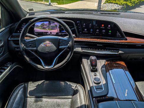 Used 2023 Cadillac Escalade Premium Luxury AWD/4WD image 30